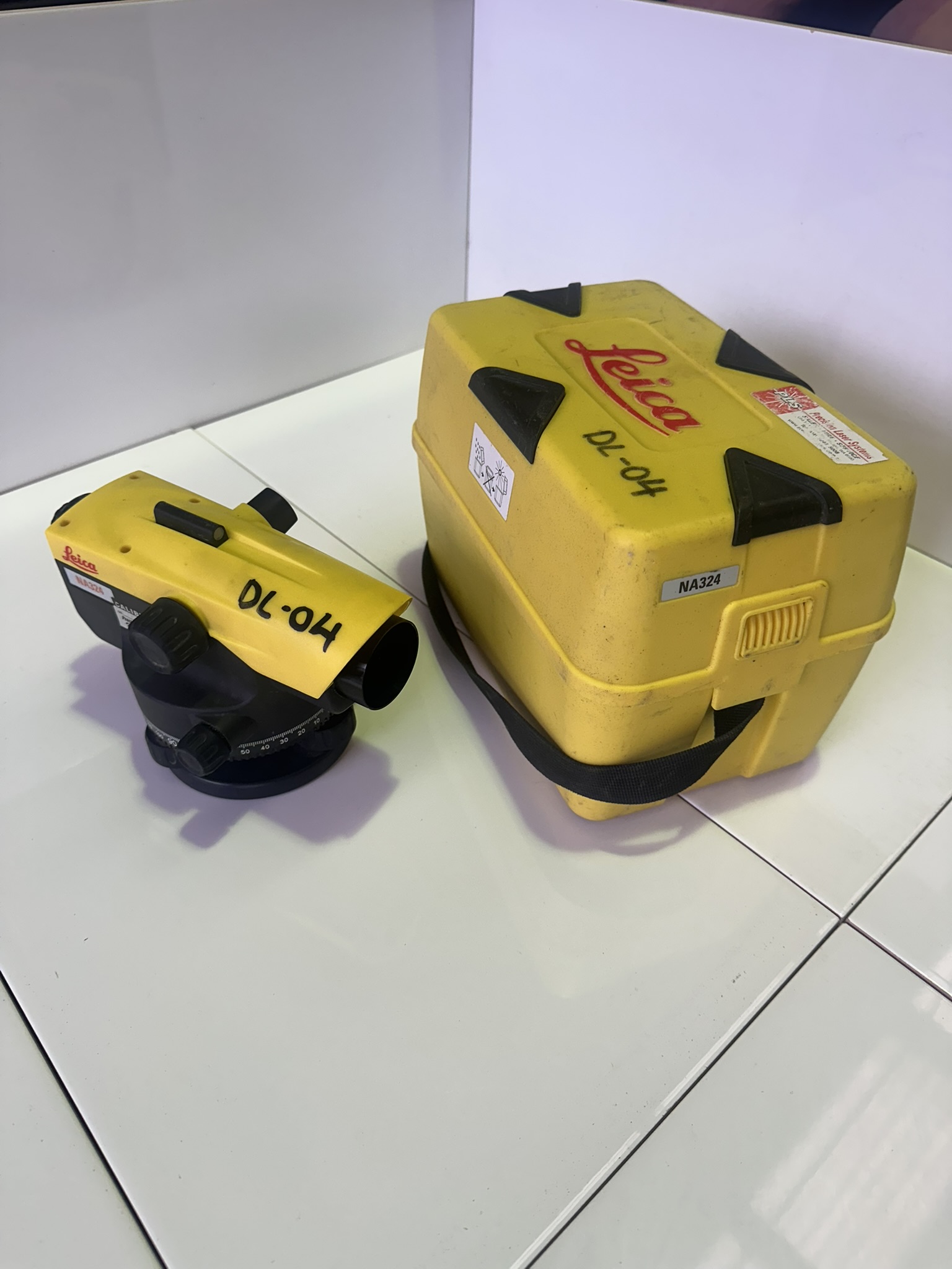 Leica NA324 dumpy level with case